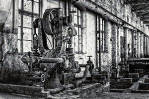 Bild einer alten Pumpenanlage vor einem Fachwerkhaus
